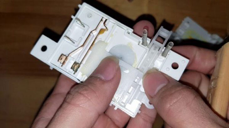 Lỗi E23 máy giặt Toshiba do dây tín hiệu công tắc cửa bị đứt hoặc lỏng – Cách xử lý hiệu quả