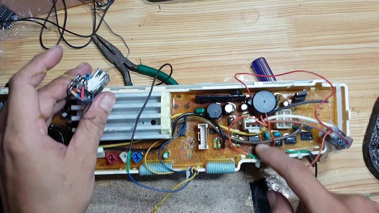 Hỏng bo mạch điều khiển – Nguyên nhân nghiêm trọng gây lỗi E4 máy giặt Toshiba