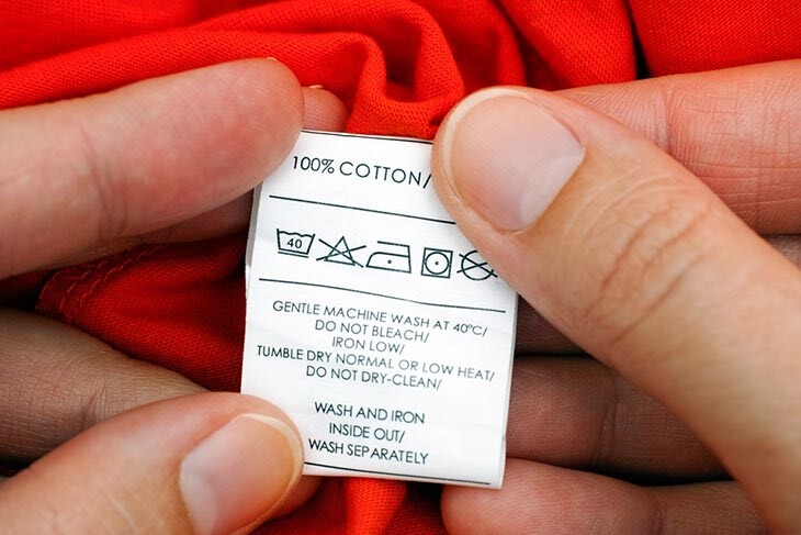 Kiểm tra nhãn hướng dẫn giặt để tránh phai màu quần áo