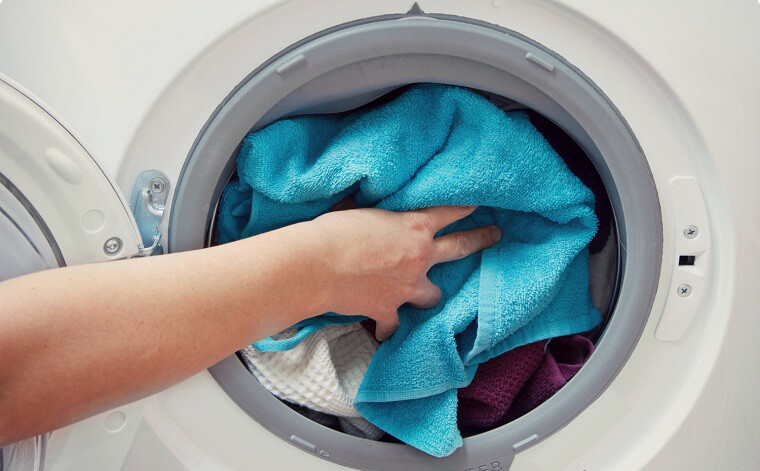 Tránh giặt quá tải hoặc quá ít quần áo