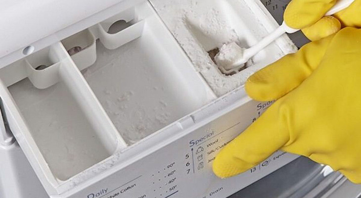 Vệ sinh định kỳ khay chứa bột giặt và nước giặt