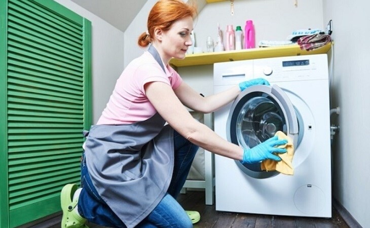 Bước 1: Vệ sinh mặt ngoài và cửa máy