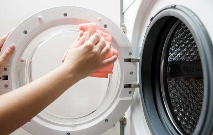 Bước 2: Làm Sạch Kính Cửa Máy Giặt