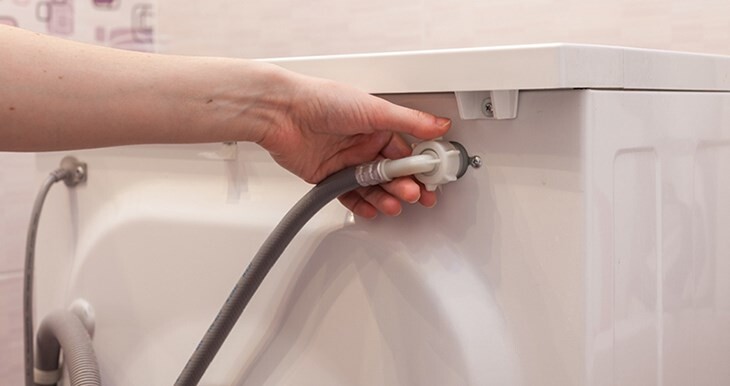 Bước 3: Kiểm Tra Và Làm Sạch Ống Dẫn Nước