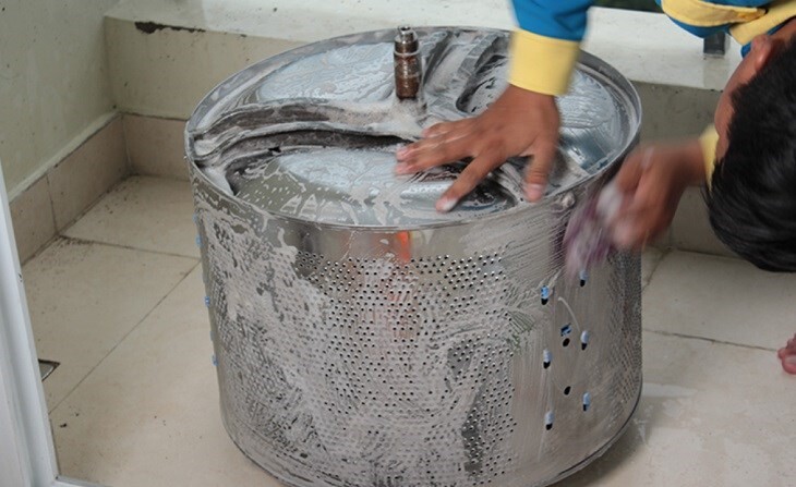 Bước 5: Vệ Sinh Bên Trong Lồng Giặt