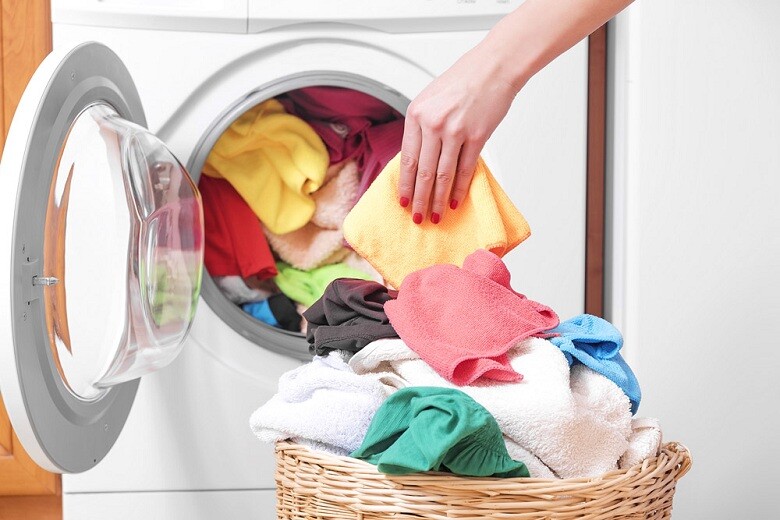 Bước 1: Lấy hết quần áo ra khỏi máy và đóng nắp lồng giặt