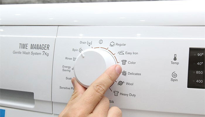 Bước 2: Cho bột tẩy vào lồng giặt và cài đặt chế độ vệ sinh