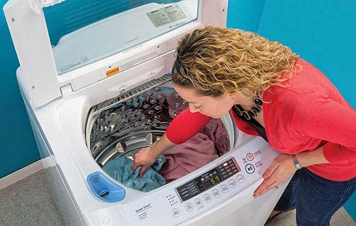 Bước 1: Lấy hết quần áo ra khỏi máy