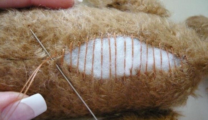 Bước 3: Nhồi bông và khâu kín lại thú bông