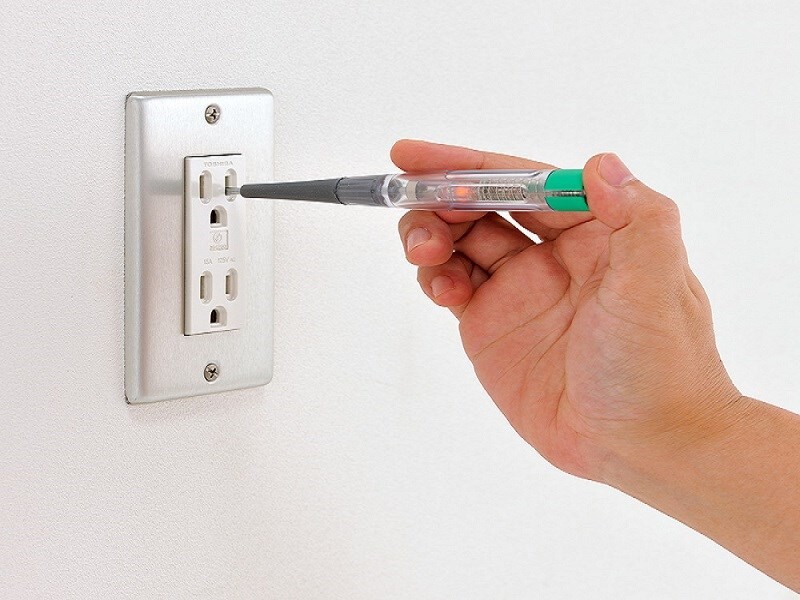 Nguyên nhân máy giặt Hitachi kẹt cửa do nguồn điện không ổn định và cách khắc phục