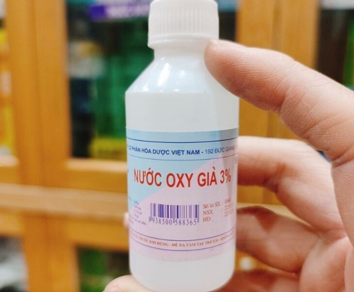 Tẩy thuốc nhuộm trên quần áo bằng oxy già 3%