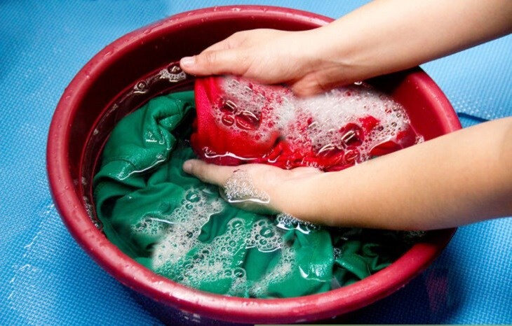 Giặt quần áo vào buổi sáng để nhanh khô và tránh ẩm mốc