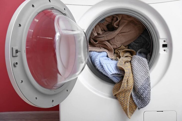 Vắt khô quần áo trước khi phơi để nhanh khô hơn