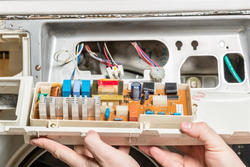 Cách xử lý lỗi E91 máy giặt Electrolux do mạch điều khiển hỏng