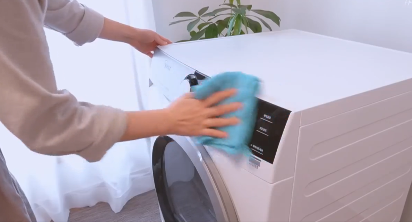 Vệ sinh bên ngoài máy sấy quần áo để luôn như mới