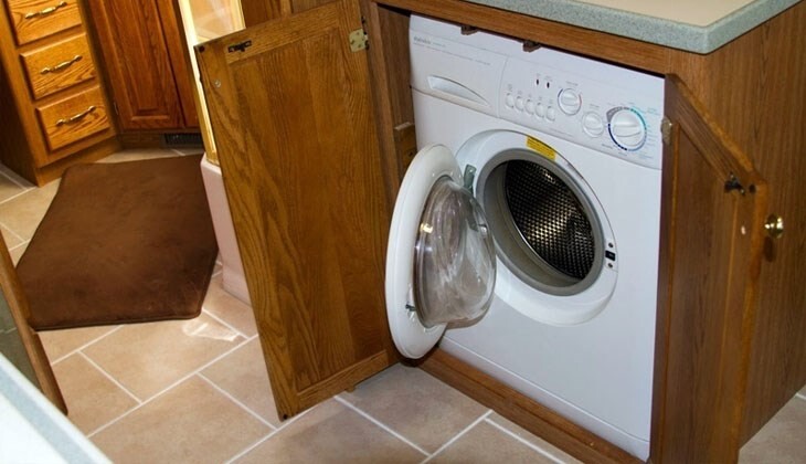 Lỗi E8 máy giặt Aqua do độ ẩm cao hoặc môi trường nhiều dầu mỡ