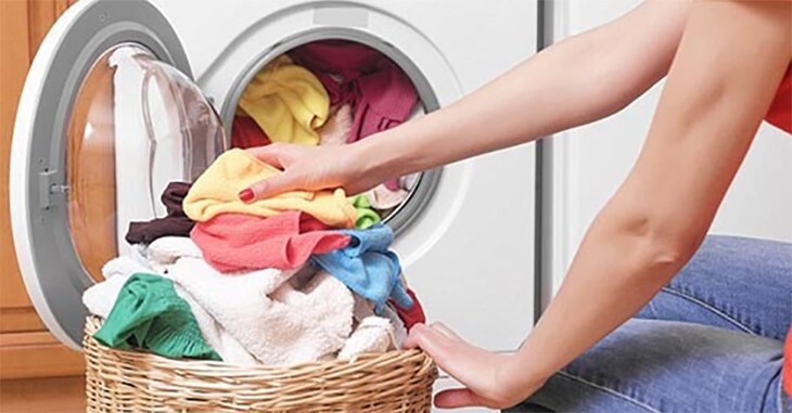 Cách khắc phục lỗi UNB máy giặt Aqua bằng cách sắp xếp quần áo đều