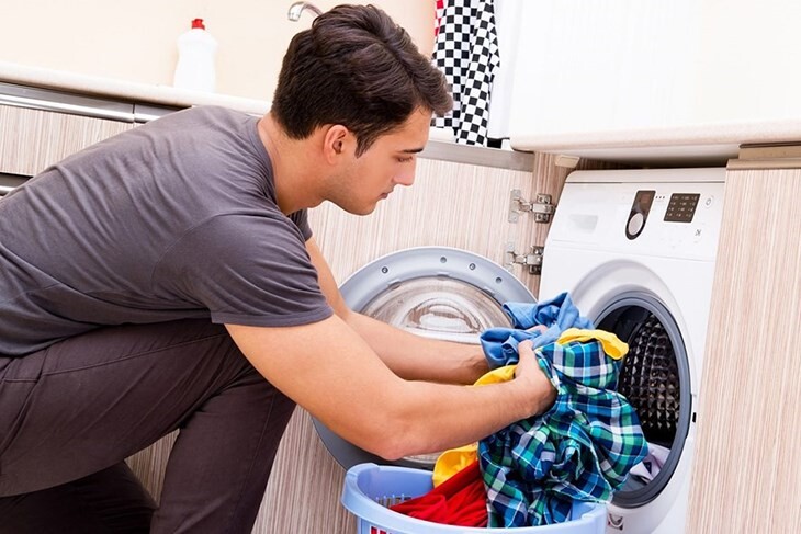 Giảm khối lượng quần áo để tránh lỗi UNB trên máy giặt Aqua