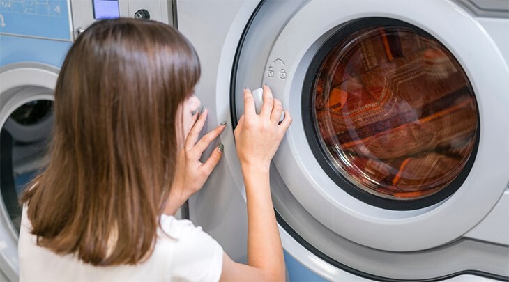 Kiểm tra cửa máy giặt khi gặp lỗi UNB trên Aqua